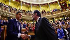 Mariano Rajoy gratuluje Pedrovi Sanchezovi  jako budoucímu ministerskému...