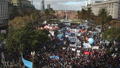 ‚Naše platy jsou nižší a nižší.‘ Tisíce Argentinců demonstrovaly proti ekonomické politice vlády