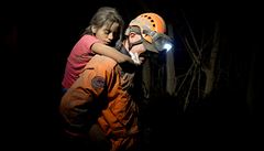 Záchraná odnáí dít poté co vybuchl vulkán Fuego v Guatemale.