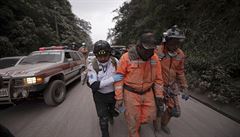 Záchranái evakuují oblast okolo aktivní sopky Fuego.