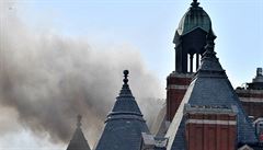 Ze střechy Mandarin Oriental Hotelu v centru Londýna se valí dým.