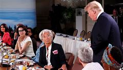 Prezident Trump a Christine Lagarde (po Trumpov pravici) bhem summitu G7.