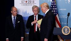 Donald Trump, John Bolton (uprosted) a Larry Kudlow (vlevo).