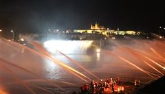 VIDEO: Vltava se zvedla, rozsvítila a rozehrála. Hasiči nacvičovali největší fontánu světa