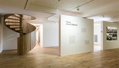 Pohled do expozice. Výstava Pocta suknu (2018) Galerie 8smika.