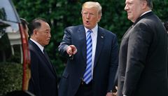 Trump hovoí se severokorejským vyslancem.