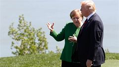 Donald Trump diskutuje na summitu G7 s nmeckou kanclékou Angelou Merklovou.