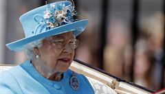 Královna se v den svých 92. narozenin oblékla do modrého.