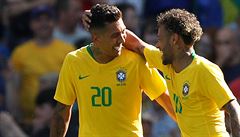 Pátelský zápas Brazílie - Chorvatsko. Neymar (vpravo) slaví gól se spoluhráem...