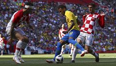 Brazilec Neymar (ve lutém) klikuje mezi Sime Vraljkem (vlevo) Mateo...