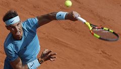panlský tenista Rafael Nadal podává ve tvrtfinále French Open.
