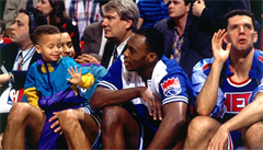 Draen Petrovi (vpravo) na lavice pi Utkání hvzd NBA. Nalevo od nj Mitch...