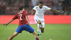 Gael Clichy v souboji se Zdekem Grygerou.