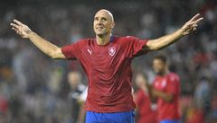 Jan Koller se raduje z gólu.