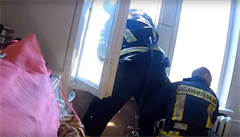 VIDEO: Lotyšský hasič se vyklonil z okna a chytil sebevraha, který padal na ulici