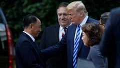 Severokorejský vyslanec se vítá s americkým prezidentem Donaldem Trumpem.