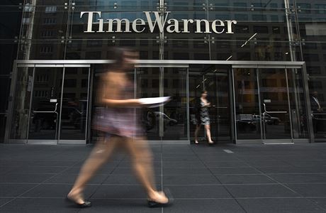 ena ped sídlem spolenosti Time Warner poblí Columbus Circle na Manhattanu.