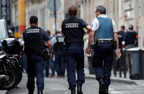Francouztí policisté zasahují v Paíi, kde mu zajal ti osoby.