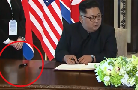 Severokorejský vdce Kim ong-un pouil na podpis své vlastní péro.