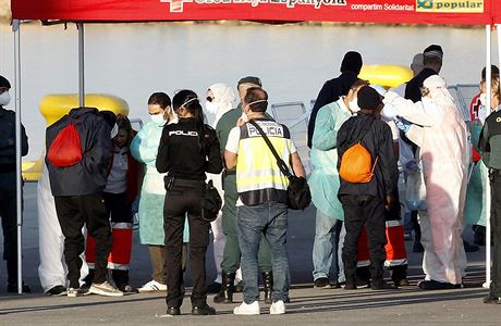 Nejprve provedou panltí zdravotníci preventivní prohlídku. Zbytek lodí...