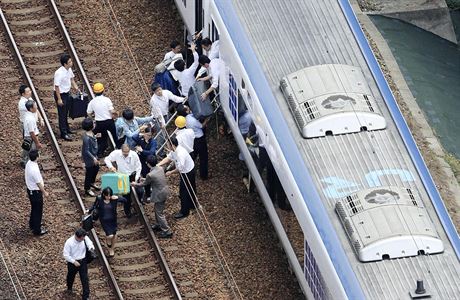 Pasai jsou po zemtesen v Osace evakuovn z vlaku.