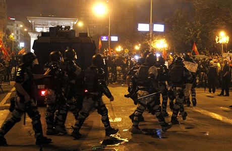 Policist zasahuj proti demonstrantm.