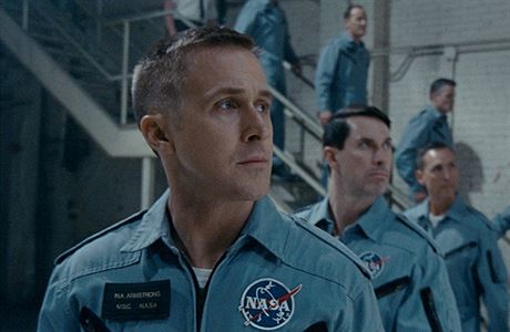 Ryan Gosling v popedí jako astronaut Neil Armstrong. Snímek První lovk...