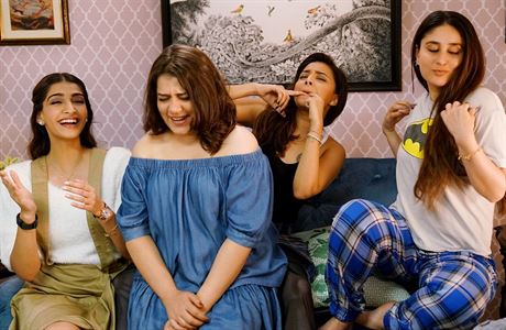 Indický Sex ve mst. Hereka Swara Bhaserová je druhá zprava.  Snímek Svatba...