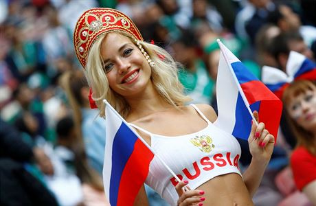 Tato ruská fanynka na zahájení ampionátu se stala hitem internetu