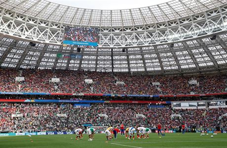 Pohled na ruské fotbalisty na zaplnném stadionu v Lunikách.