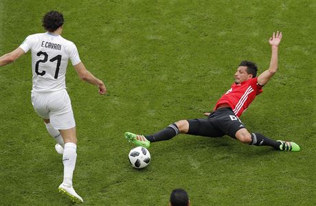 Édinson Cavani v souboji s Tarekem Hamedem.