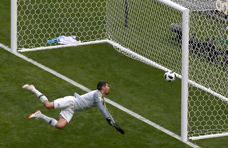 Francouz Pogba práv stílí vítzný gól zápasu s Austrálií. Muselo ho potvrdil VAR.