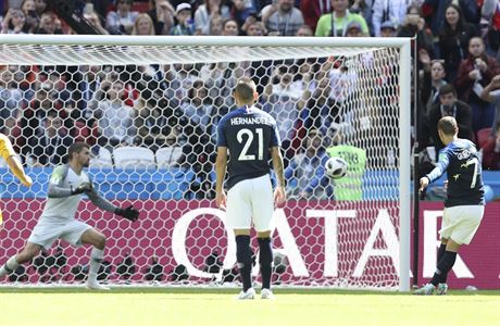 Francouzský útoník Antoine Griezmann stílí z penalty úvodní gól zápasu s...