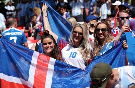 Fanynky Islandu ped utknm svtovho ampiontu Argentina vs. Island.