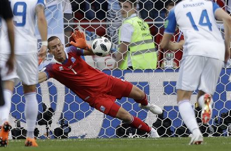 Branká Islandu Hannes Halldórsson zasahuje proti penalt Argentince Lionela...