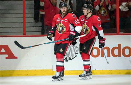 Erik Karlsson (vlevo) z Ottawy patí k nejlepím obráncm souasné NHL.
