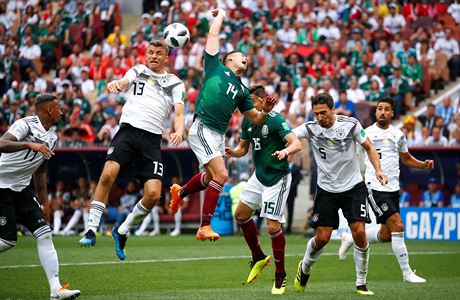 Momentka z utkání Nmecko - Mexiko. V hlavikovém souboji Thomas Muller (v...
