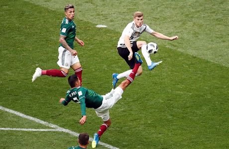 Nmec Timo Werner (v bílém) v souboji s Mexiany Hugem Ayalou a Carlosem...