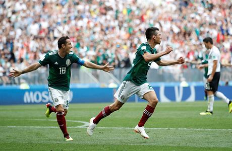 Mexian Hirving Lozano (vpravo) slaví úvodní gól zápasu s Nmeckem.