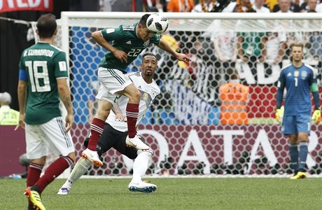 Mexičan Hirving Lozano odhlavičkovává míč před Jeromem Boatengem z Německa. | na serveru Lidovky.cz | aktuální zprávy