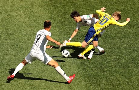 Emil Forsberg padá pes Lee Jae-sunga