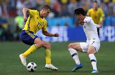 Viktor Claessen v souboji s Son Heung-Minen.