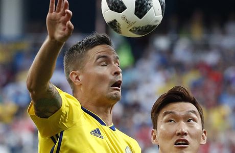 Mikael Lustig hlavikuje mí ped Jang Hyun-sooem