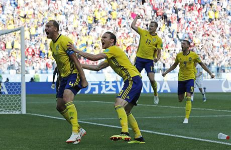 Andreas Granqvist se raduje se spoluhrái z vítzného gólu.