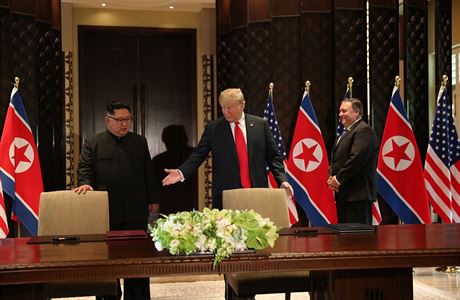 Kim ong-un a Donald Trump ped podpisem dokumentu,