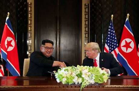 Kim a Trump bhem podepisování spoleného prohláení.