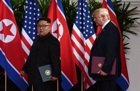 Prezident Donald Trump a Kim ong-un nesou desky s podepsanmi prohlenmi.