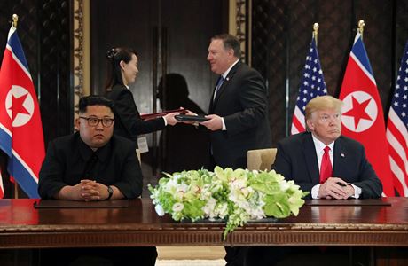 Ministr zahranií USA Mike Pompeo a diktátorova sestra Kim Jo-ong si za lídry...