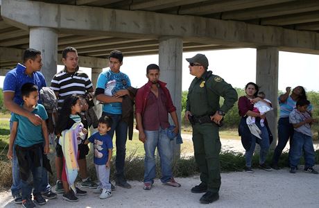 Pracovník pohraniní stráe Ramirez se snaí pomoct migrantm z Mexika.