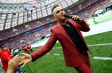 Robbie Williams bhem slavnostnho zahjen fotbalovho MS.